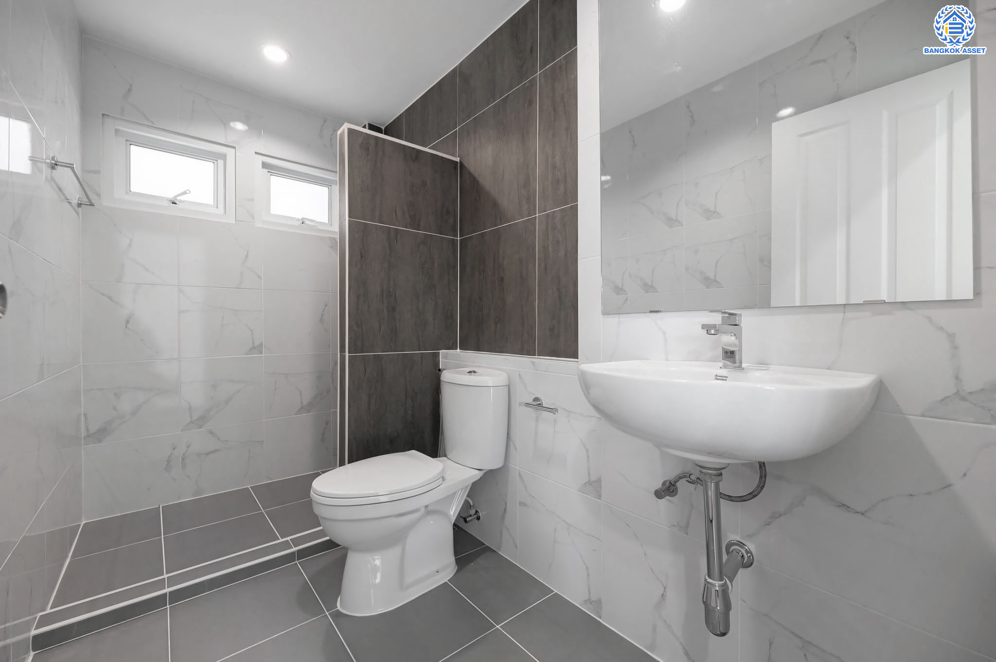 บ้านมือสองตกแต่งใหม่ โครงการ นาราวัลย์ บรมราชชนนี เนื้อที่ 71.8 ตร.ว. ฟังก์ชัน 3 ห้องนอน 4 ห้องน้ำ 1 ห้องแม่บ้าน จอดรถได้ 2 คัน บนพื้นที่ใช้สอยเกือบ 220.58 ตร.ม. พร้อมพื้นที่สีเขียวสนามหญ้ากว้างขวาง ตอบโจทย์ครอบครัวใหญ่ บนทำเลศักยภาพ เชื่อมต่อทั้งถนนกาญจนาภิเษก และทางคู่ขนานลอยฟ้าบรมราชชนนี ใกล้ ม.มหิดล, สถานีขนส่งสายใต้ใหม่ และเซ็นทรัลปิ่นเกล้า